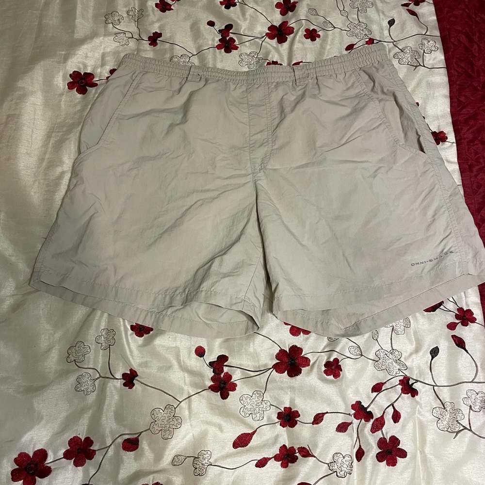 Columbia PFG Shorts Womens Medium Performance Fishing lightweight Stretch Beige